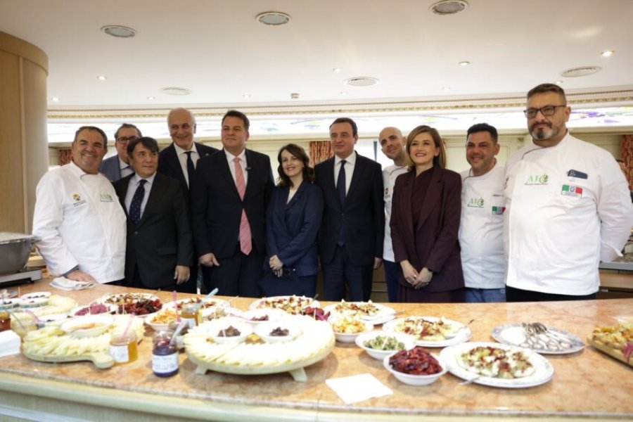 Muja mori pjesë në Forumin Itali–Kosovë për Agrobiznes së bashku me ambasadorët Nita Shala dhe Maurizio Antonini, këshilltarin Nicola Caputo dhe zëvendëspresidentin Donato Scaglione.