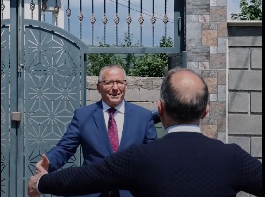 Bedri Hamza nis fushatën "derë më derë" për të ndalur krizën në Kosovë