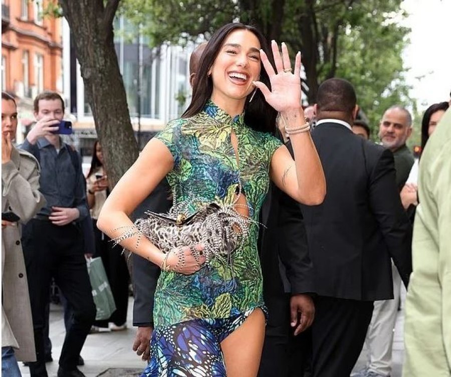 Dua Lipa shkëlqen në Londër me koleksionin e saj të ri të kujdesit për lëkurën