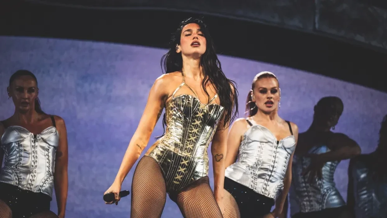 Dua Lipa surprizon fansat me filmin falas të turneut në YouTube