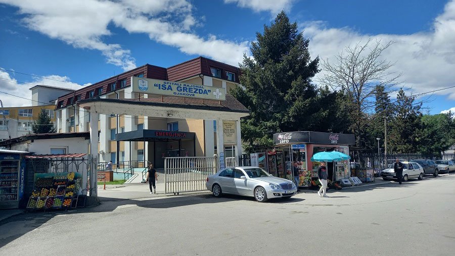 Drejtori në spitalin e Gjakovës për 4 vjet lejon marrjen e pagës pa punuar