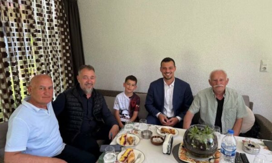 Vizita e Bajramit në Llaushë: Endrit Thaçi dhe Sami Lushtaku pranë Jetullah Gecit