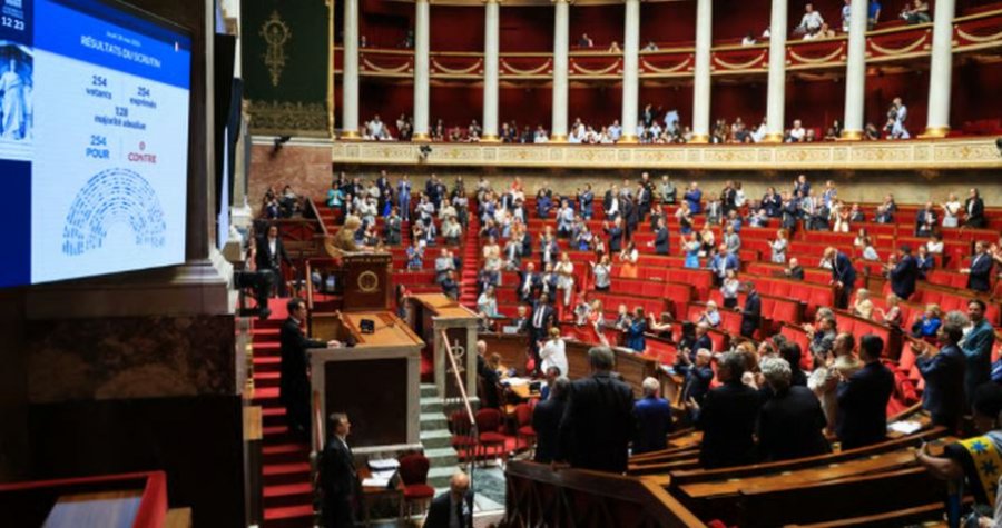 Asambleja Kombëtare e Francës votoi unanimisht për të shfuqizuar ligjet e vjetra të skllavërisë, duke hequr zyrtarisht një dekret mbretëror të epokës koloniale.