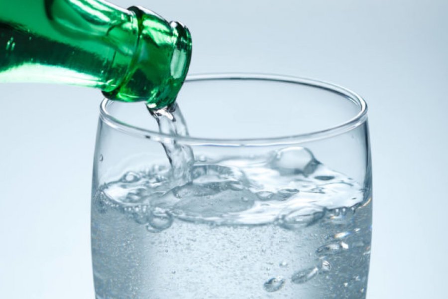 A është uji i gazuar po aq hidratues sa ai natyral?