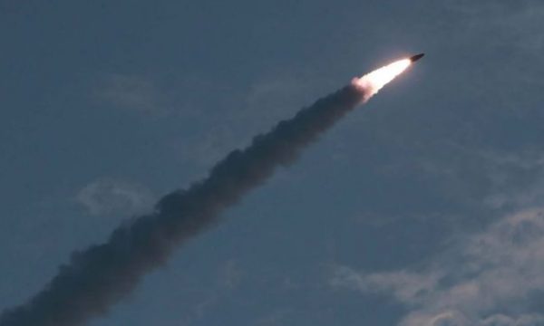 Konflikti SHBA-Iran përshkallëzohet me sulme raketore dhe bllokada detare
