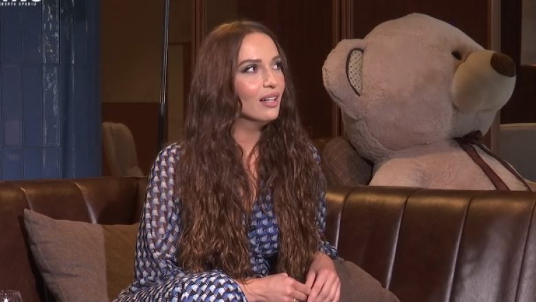 Teuta Krasniqi feston 44-vjetorin e lindjes, një karrierë e suksesshme në skenë