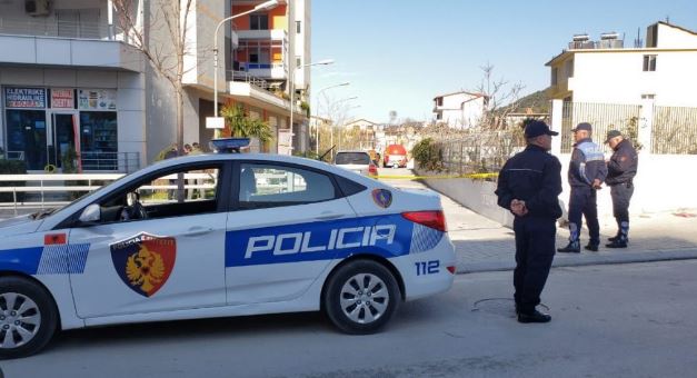 Përplasje e fortë në Fier–Vlorë, pasagjeri i kamionçinës plagoset rëndë