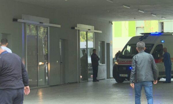 Përplasje fizike në Durrës për motive të dobëta, një i ri në spital