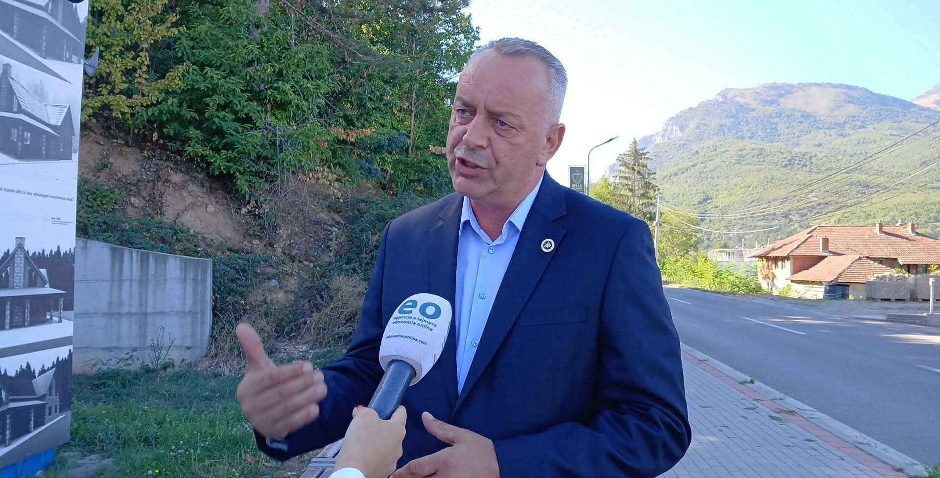 Mbrojtja e kryetarit të Deçanit për fermerin që protestoi me qumësht në lum