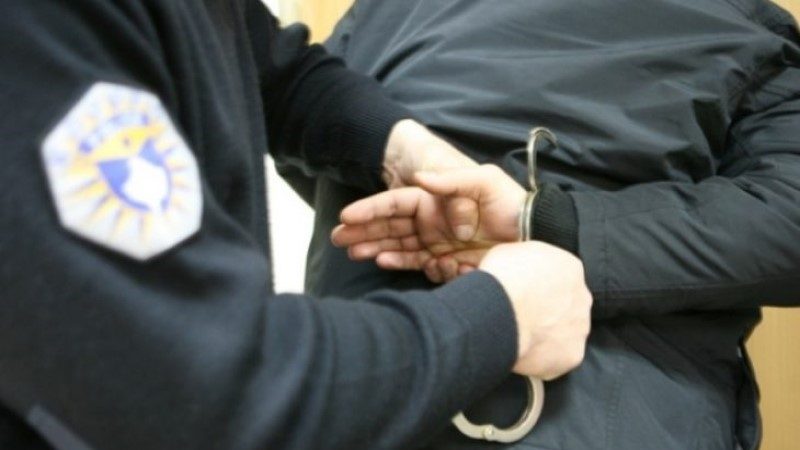 Klinë: I dehur sulmon policin, mbetet në stacion deri të kalojë dehja