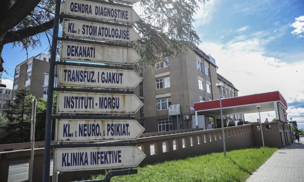 Përleshje e dhunshme mes dy të miturave në Lipjan, njëra në spital