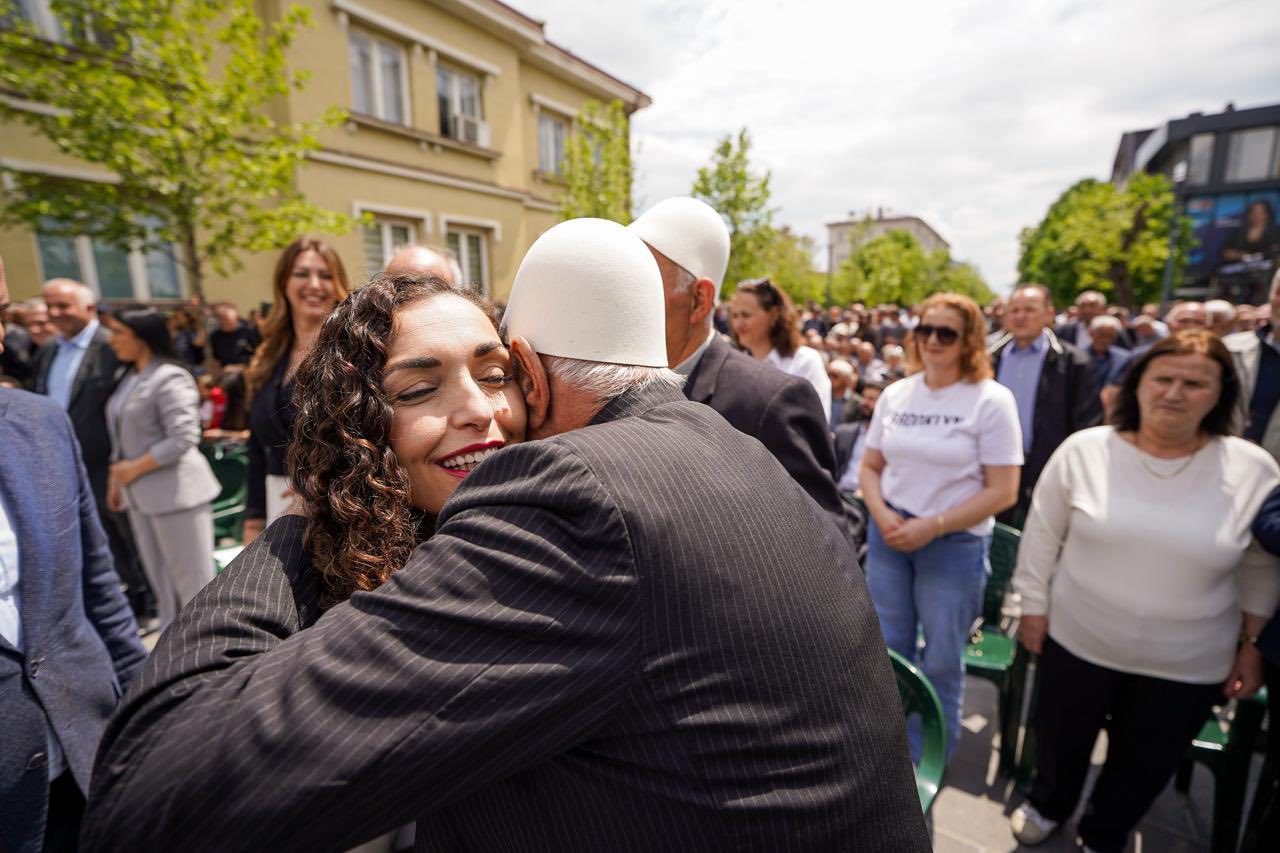 ‘Hajde Folim’ vazhdon rrugëtimin në qytetet e Kosovës me Osmani dhe Abdixhikun