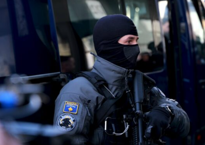 Operacion policor në Kosovë: Arrestime dhe sekuestrime të narkotikëve dhe armëve ilegale