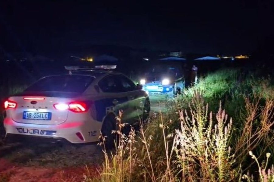 Tension në Kuçovë, 32-vjeçari qëllon me armë ndaj një mjeti të parkuar