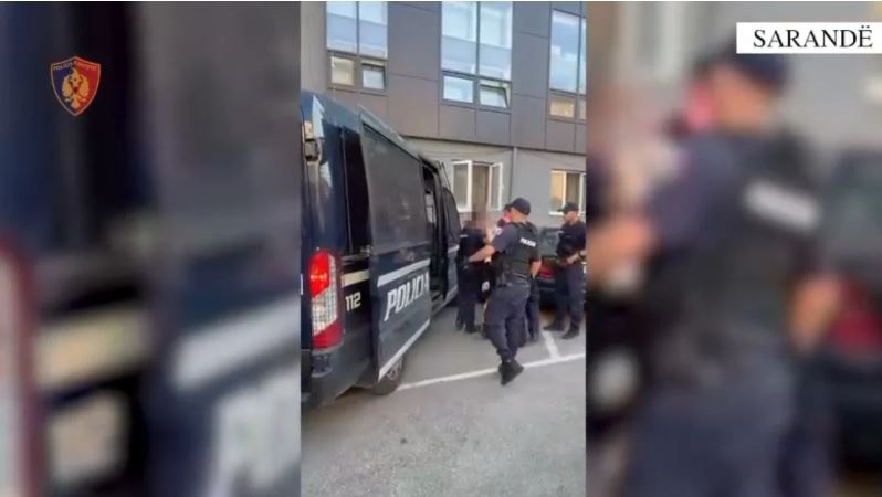 Goditet banda që thyen xhamat e makinave dhe grabiste në Sarandë