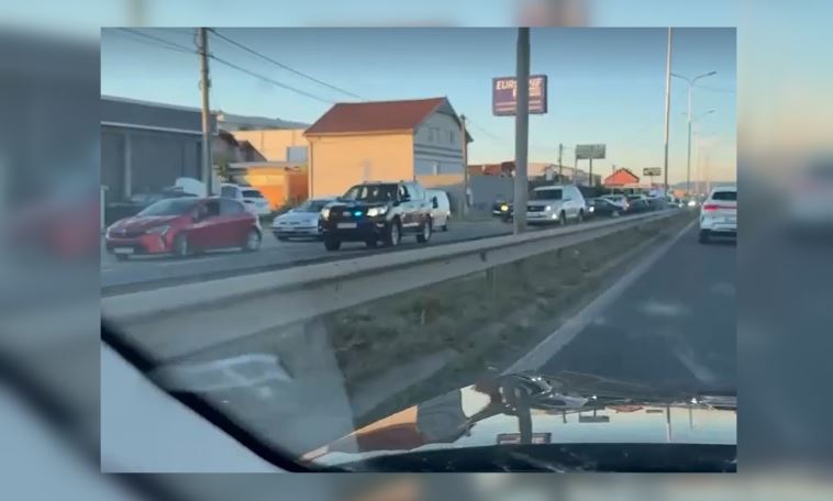 Aksident misterioz pranë aeroportit “Adem Jashari” bllokon trafikun