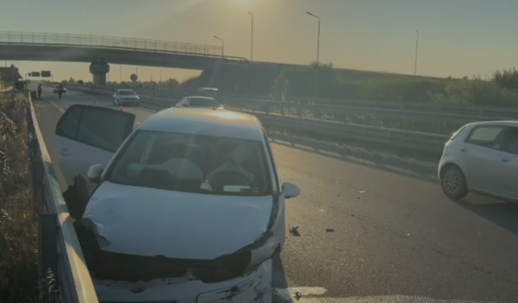 Aksidenti në Fier: Humbet kontrolli i Volkswagen-it dhe plagoset drejtuesi