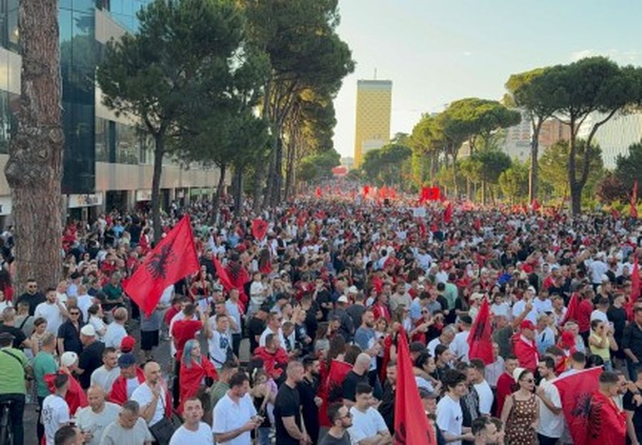 Protesta e 71-të në Tiranë: Marshim dhe thirrje kundër klasave politike