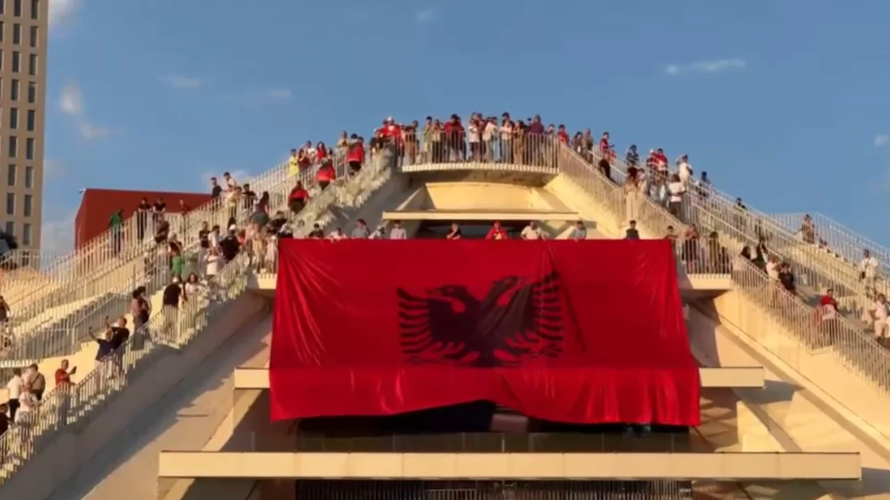 Protesta në Tiranë hyn në ditën e 21-të me marshime dhe flamuj kombëtarë