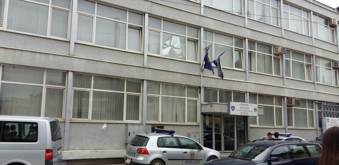 Gruaja në Gjilan ndiqet dhe sulmohet me mjet të mprehtë, i dyshuari në mbajtje