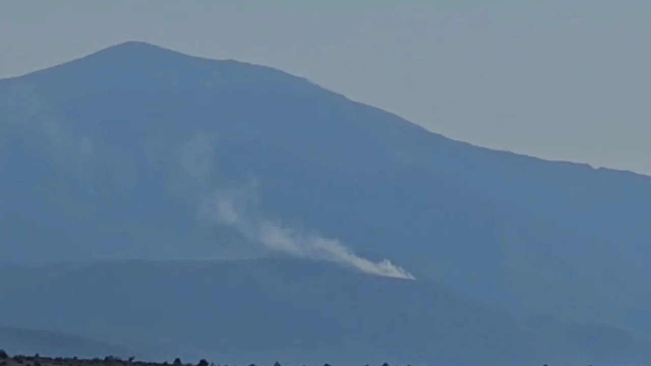 Flakët përfshijnë zonën malore pranë Kalimashit, ndërhyrja në terren në vështirësi
