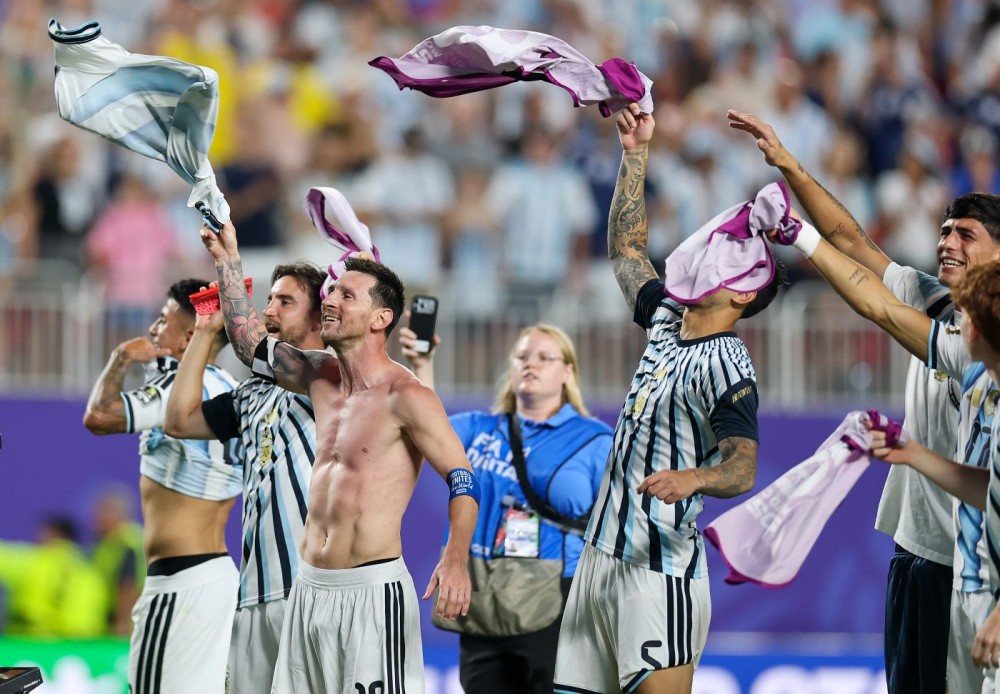 Argjentina ka kërkuar zyrtarisht nga FIFA të luajë me fanellën e dytë blu në gjysmëfinalen e Kupës së Botës 2026 ndaj Anglisë.