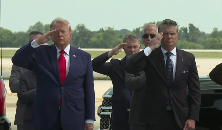 Trump nderon ushtarët amerikanë të vrarë në luftën me Iranin në një ceremoni të veçantë