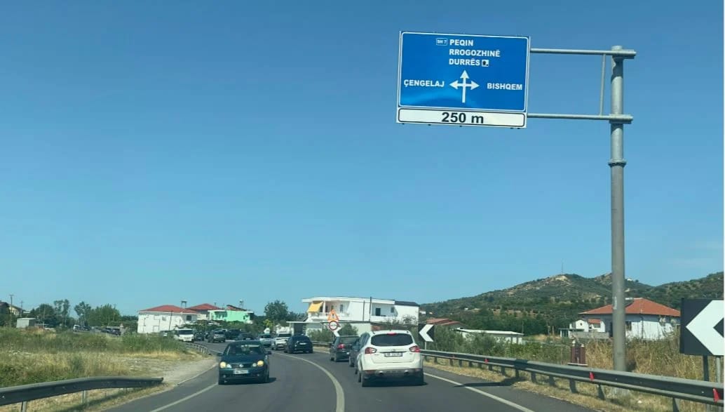 Dy aksidente në Peqin-Rrogozhinë brenda pak orësh, një i plagosur në rrugën kombëtare