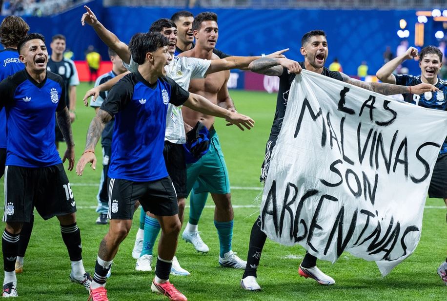 FIFA ka nisur hetim disiplinor ndaj Argjentinës për banderolën me mesazh politik pas ndeshjes me Anglinë.