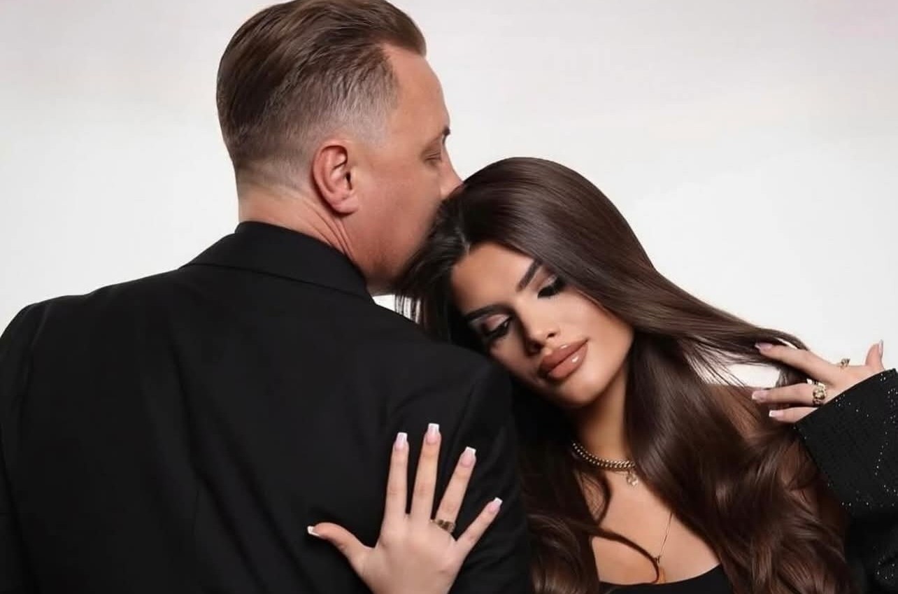Çfarë fshihet pas mbishkrimit “Daddy’s Mini” në bluzën e të birit të Bleros?