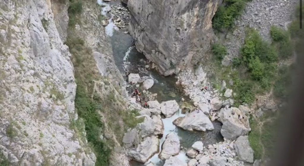 Tragjedia pranë Urës së Vashës: 33-vjeçari humb jetën në lumin Mat gjatë ngjitjes me litar
