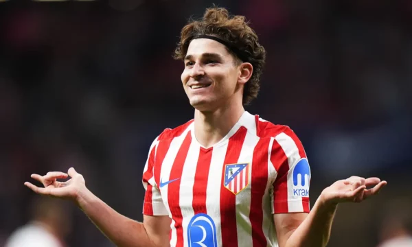 Barça vendos ultimatum për transferimin e Julián Álvarez