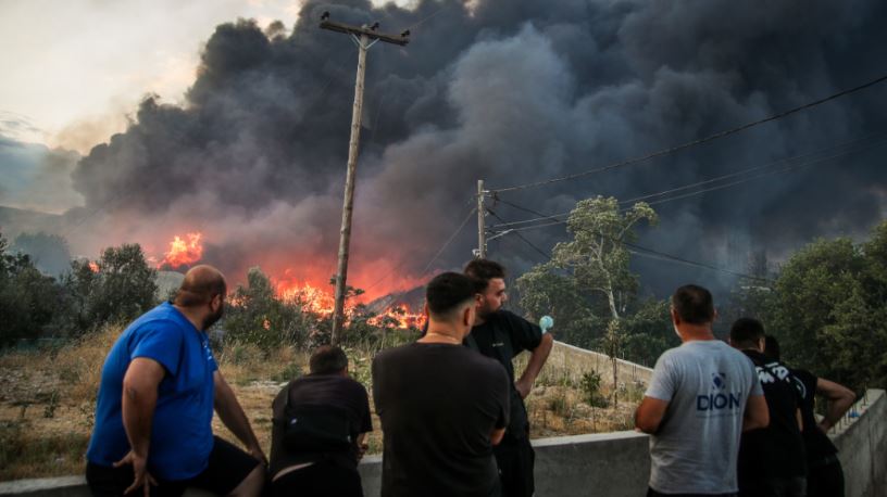 Katër zjarrfikës u dërguan në spital gjatë operacionit për shuarjen e zjarrit në Selanik.