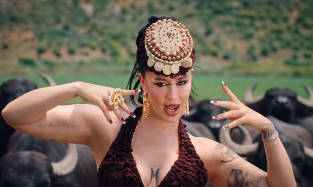 Dafina Zeqiri ka publikuar këngën dhe videoklipin e ri “Syrit Tan”.