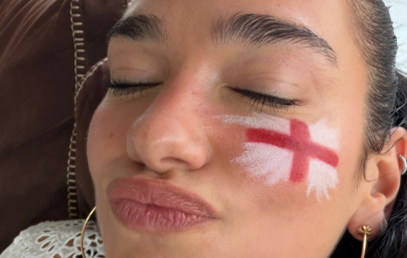 Dua Lipa ndez pasionin për Anglinë në Botëror me një postim të veçantë