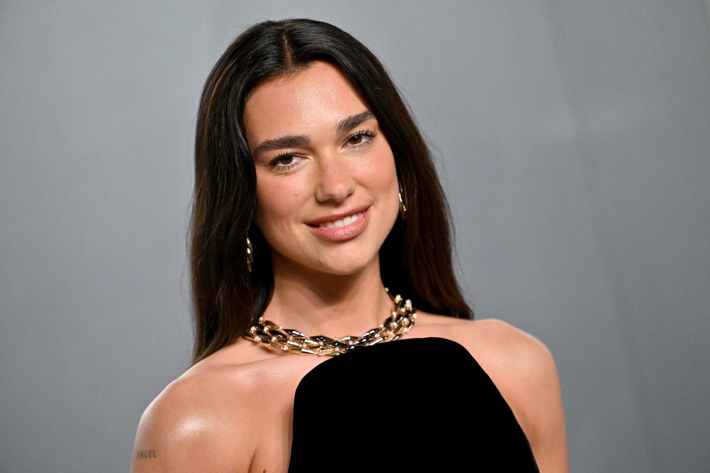 Dua Lipa ndez festën e beqarisë së shoqes së saj me foto joshëse