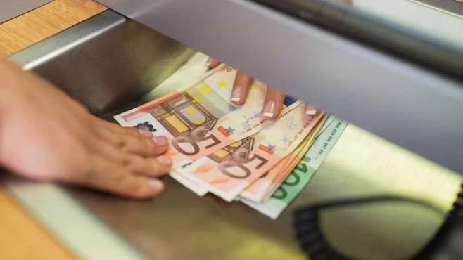 Euro ka arritur nivelin më të ulët historik prej rreth 93.88 lekësh ndaj lekut shqiptar.