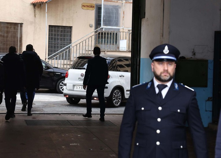 Italia miraton ligjin që lejon mijëra të varur nga droga të vuajnë dënimet jashtë burgut për të ulur mbipopullimin.