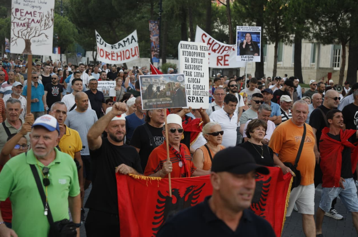 Protesta në Tiranë mbush 55 ditë, marshimet drejt Kryeministrisë vazhdojnë