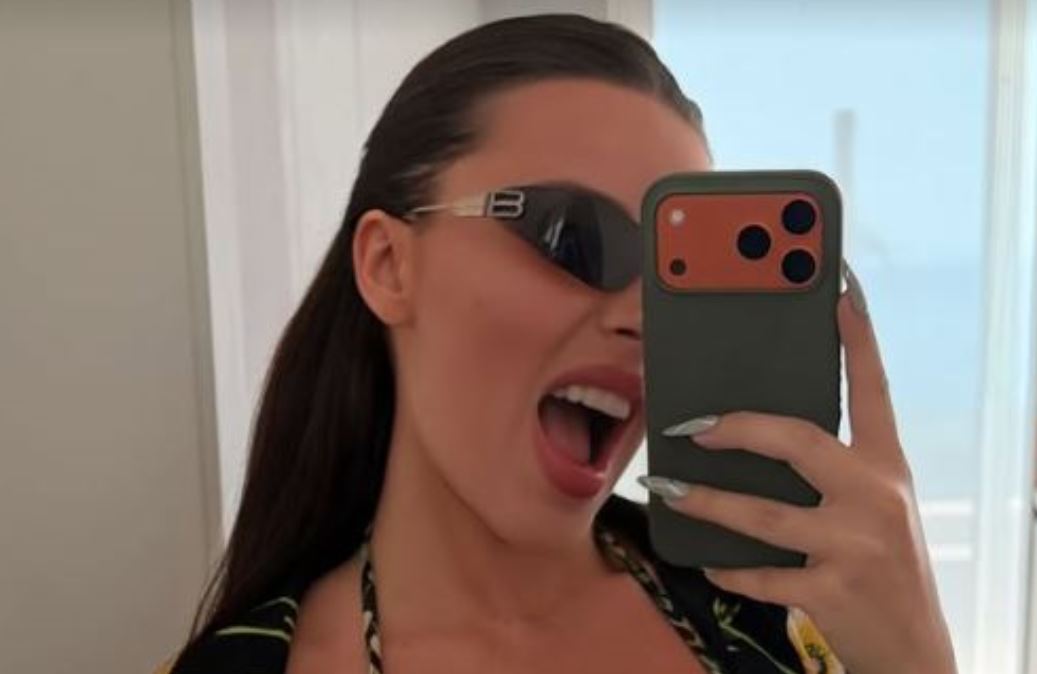 Tayna mahnit fansat me formën e saj para pasqyrës gjatë pushimeve verore
