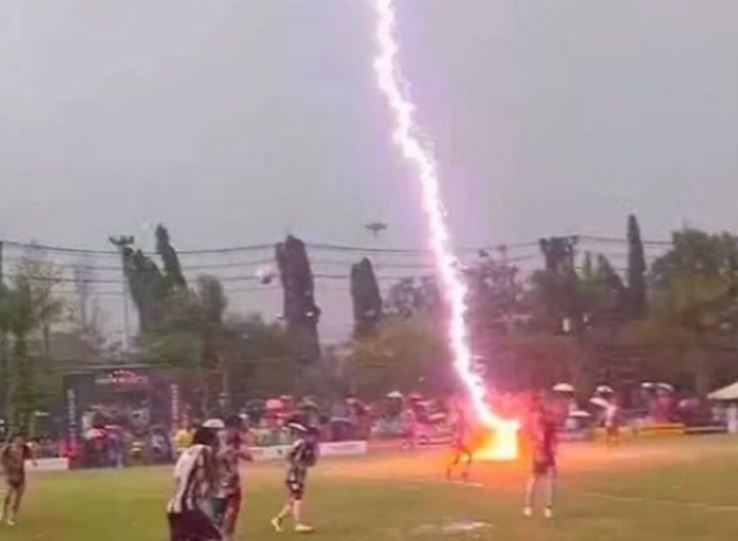 Futbollisti tajlandez humb jetën nga rrufeja gjatë ndeshjes