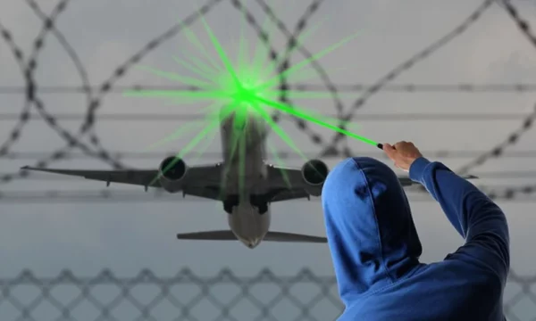 Rreziku në qiellin e Shtimes: Laser i drejtuar ndaj aeroplanit në fluturim