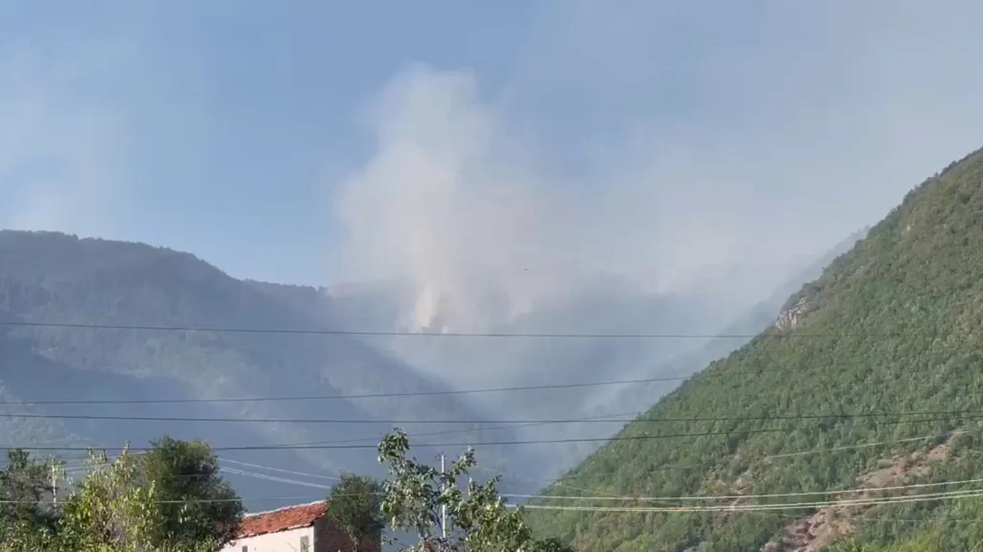 Flakët përhapen me shpejtësi në Bulqizë dhe Mat, kërkohet ndërhyrje ajrore urgjente
