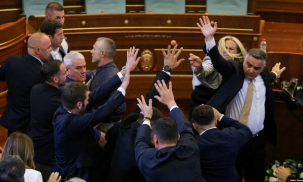 Reagimi i opozitës pas hedhjes së vezëve në Kuvend, mes tensioneve dhe paralajmërimeve