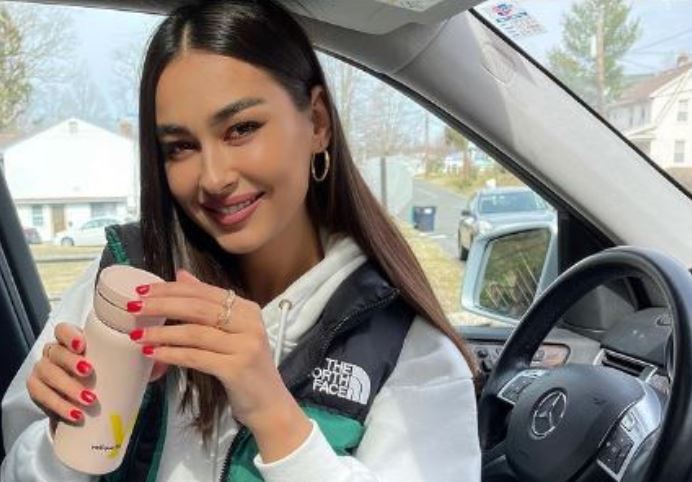 Një bisedë prekëse mes Adrola Dushit dhe nënës së saj që po tërheq vëmendje