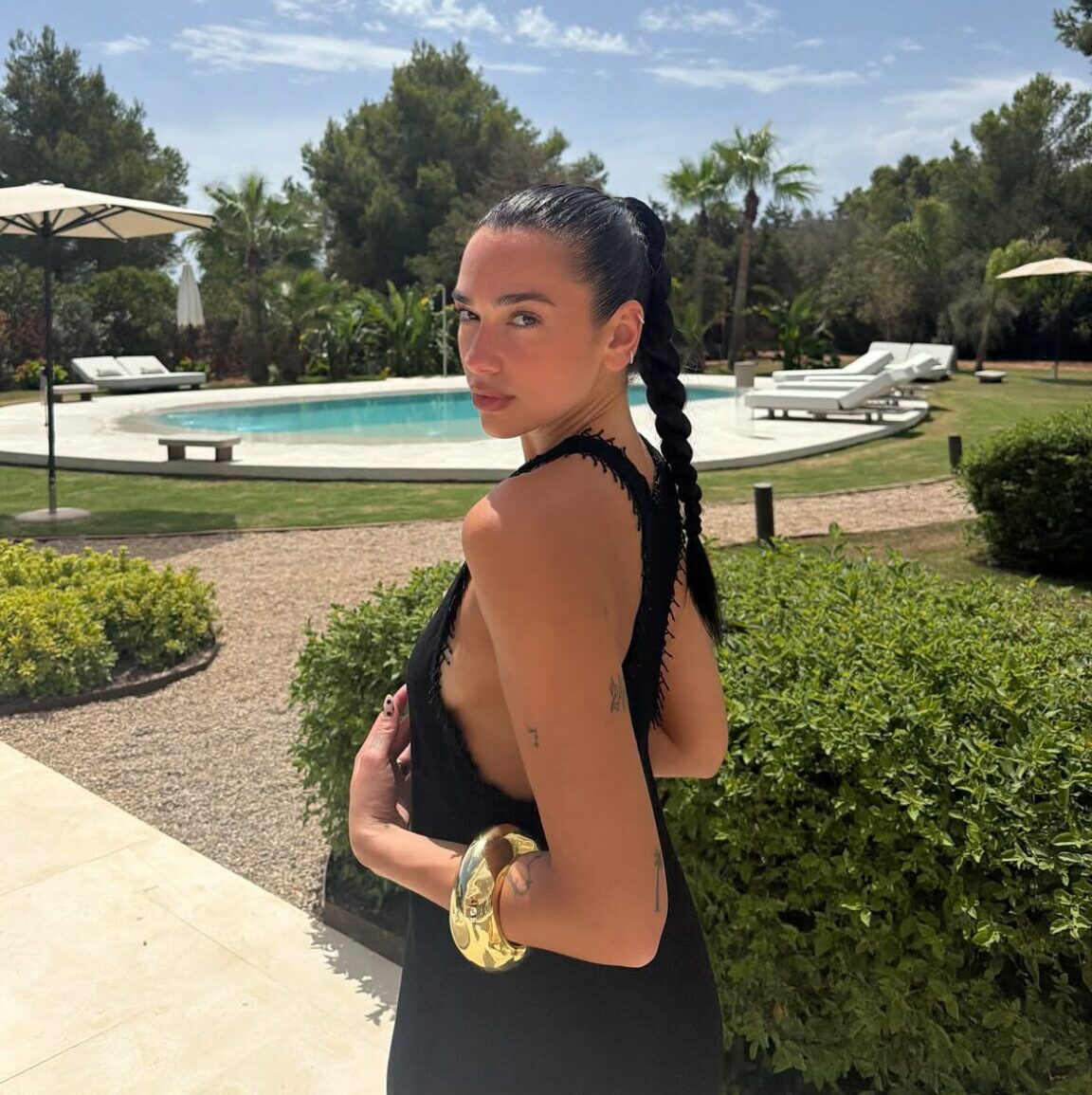 Dua Lipa feston 31-vjetorin me një surprizë të veçantë