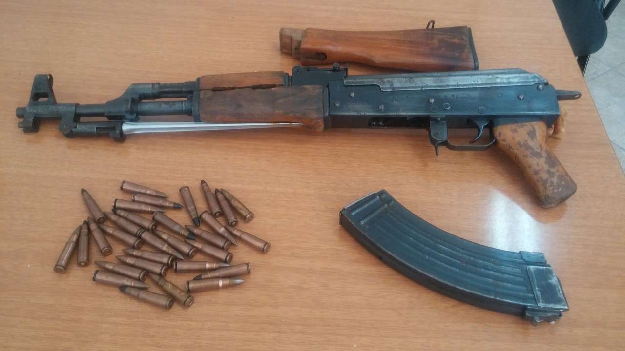 Të shtëna në Pejë, i dyshuari dorëzon armën dhe pranon veprën