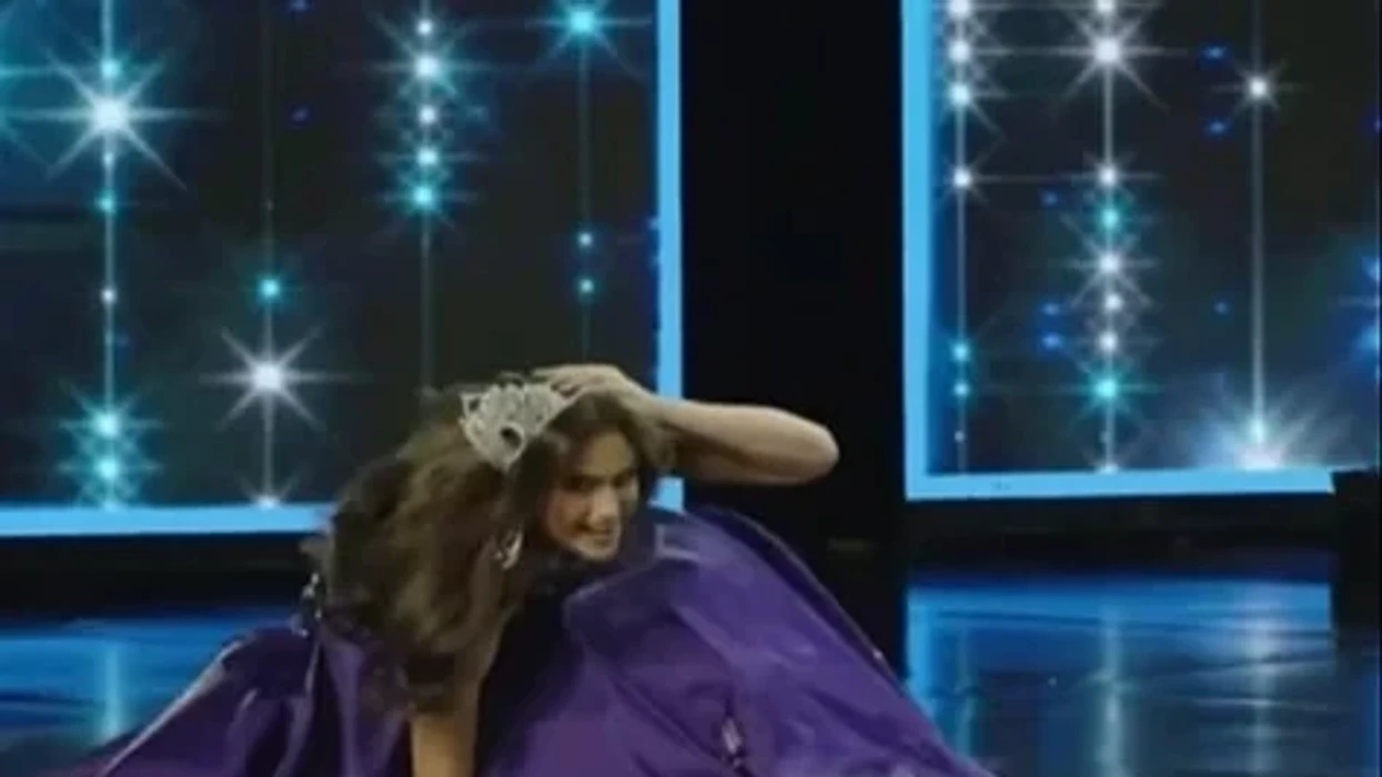 Ish-Miss USA rrëzohet dy herë në skenë, por reagimi i saj fiton zemrat