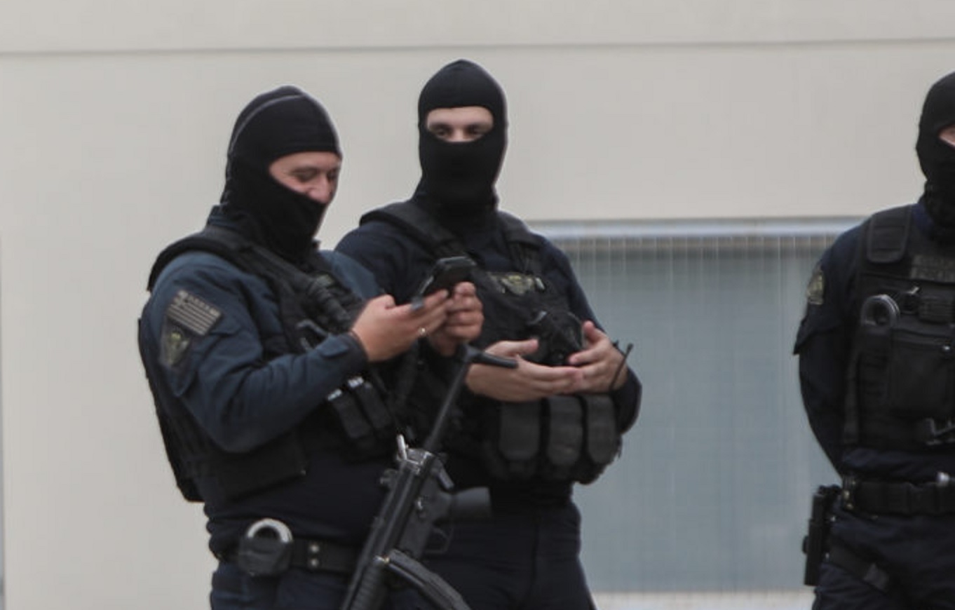 48-vjeçari shqiptar i kërkuar për vrasje në Tiranë prej 20 vitesh u arrestua në Athinë nga policia greke.
