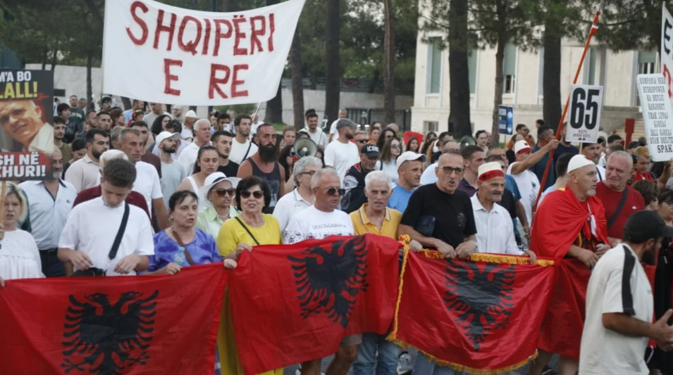 Protesta e 65-të para Kryeministrisë, një protestues humb ndjenjat dhe kërkohet ndihma mjekësore